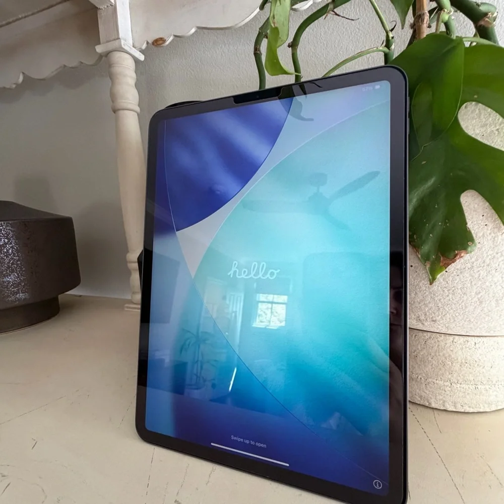 Apple iPad Pro 11-Inch 2nd Gen (2020) Set with Accessories